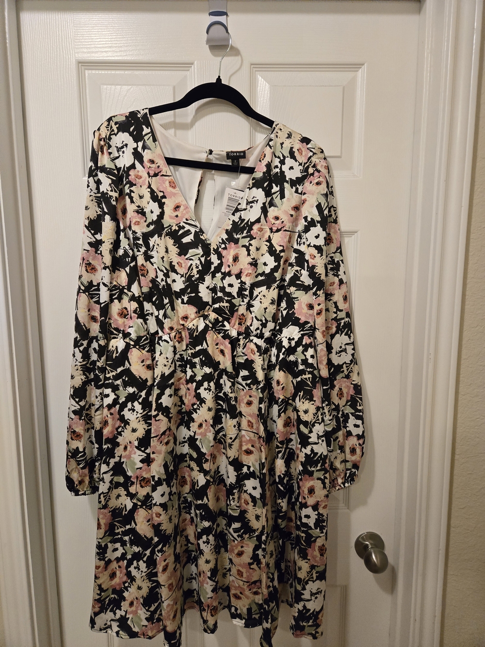 TORRID Floral V-Neck Long Sleeve Dress in Cream and Pink